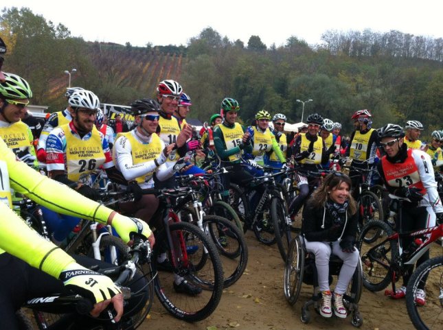 Marina in posa con Ciclisti e Motociclisti